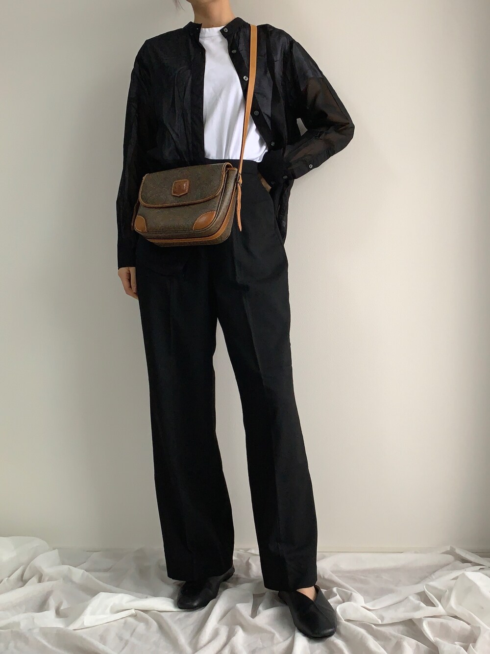 「秋のコーデ、オトナカジュアル、カジュアルコーデ、今日のコーデ、モノトーン、ユニクロ、UNIQLO、moussy、ORiental TRaffic(ORiental TRaffic)、ootd」｜「MOUSSYのSTRAIGHT WIDE パンツ（その他パンツ、ブラック系）」を使った、armnさん（レディース・169cm）の秋コーディネートの1枚目の写真