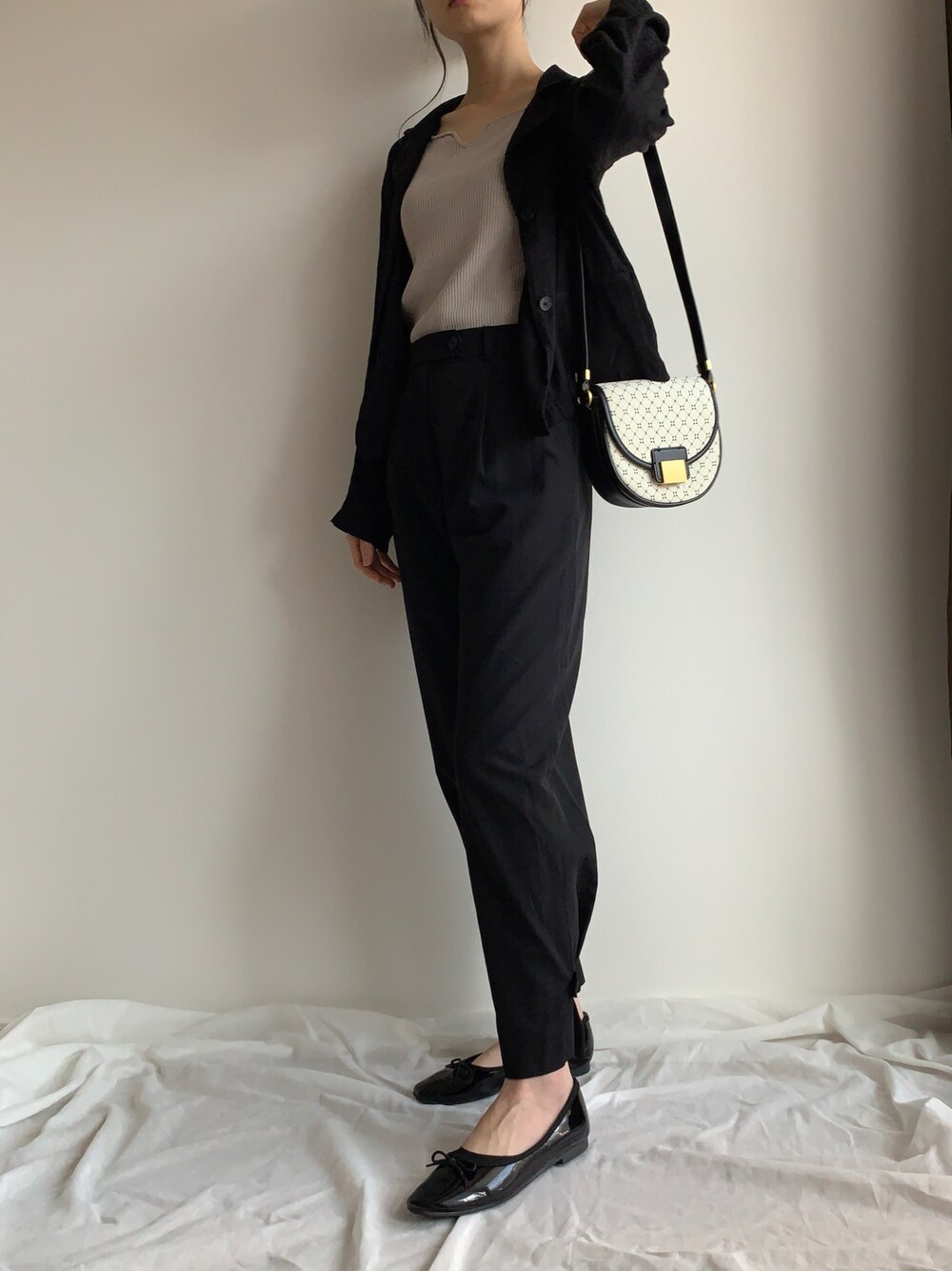「オトナ女子、秋コーデ、休日コーデ、オトナカジュアル、ZARA、SENSE OF PLACE by URBAN RESEAR、Mila Owen、バレエシューズ」｜「Mila Owenの裾絞りディテールパンツ（その他パンツ、ブラック系）」を使った、armnさん（レディース・169cm）の秋コーディネートの1枚目の写真