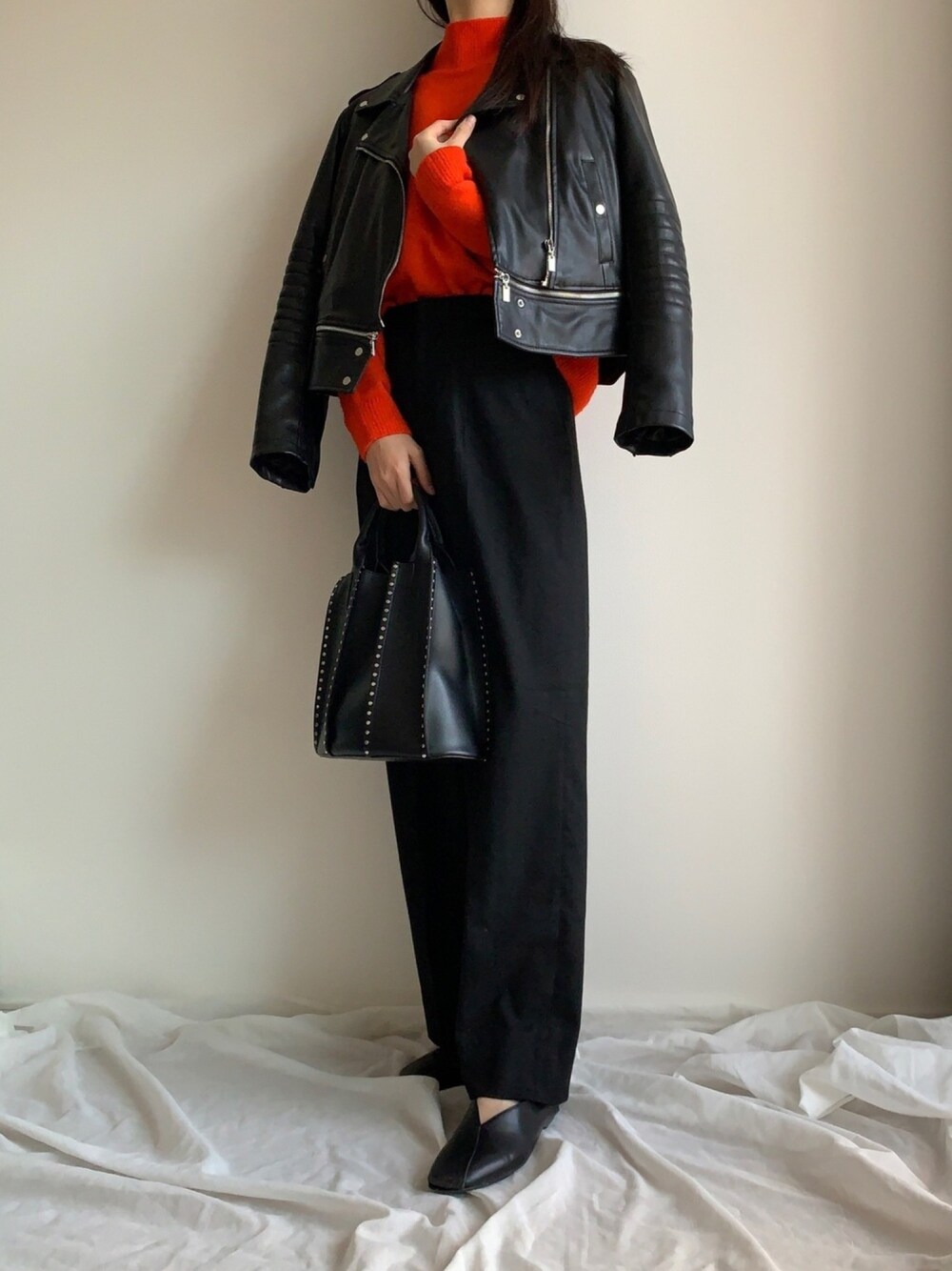 「レザーLOVEスナップ、オトナカジュアル、休日スタイル、冬コーデ、着回しコーデ、ライダース、ZARA、H&M、moussy、ootd」｜「MOUSSYのSTRAIGHT WIDE パンツ（その他パンツ、ブラック系）」を使った、armnさん（レディース・169cm）の秋コーディネートの1枚目の写真