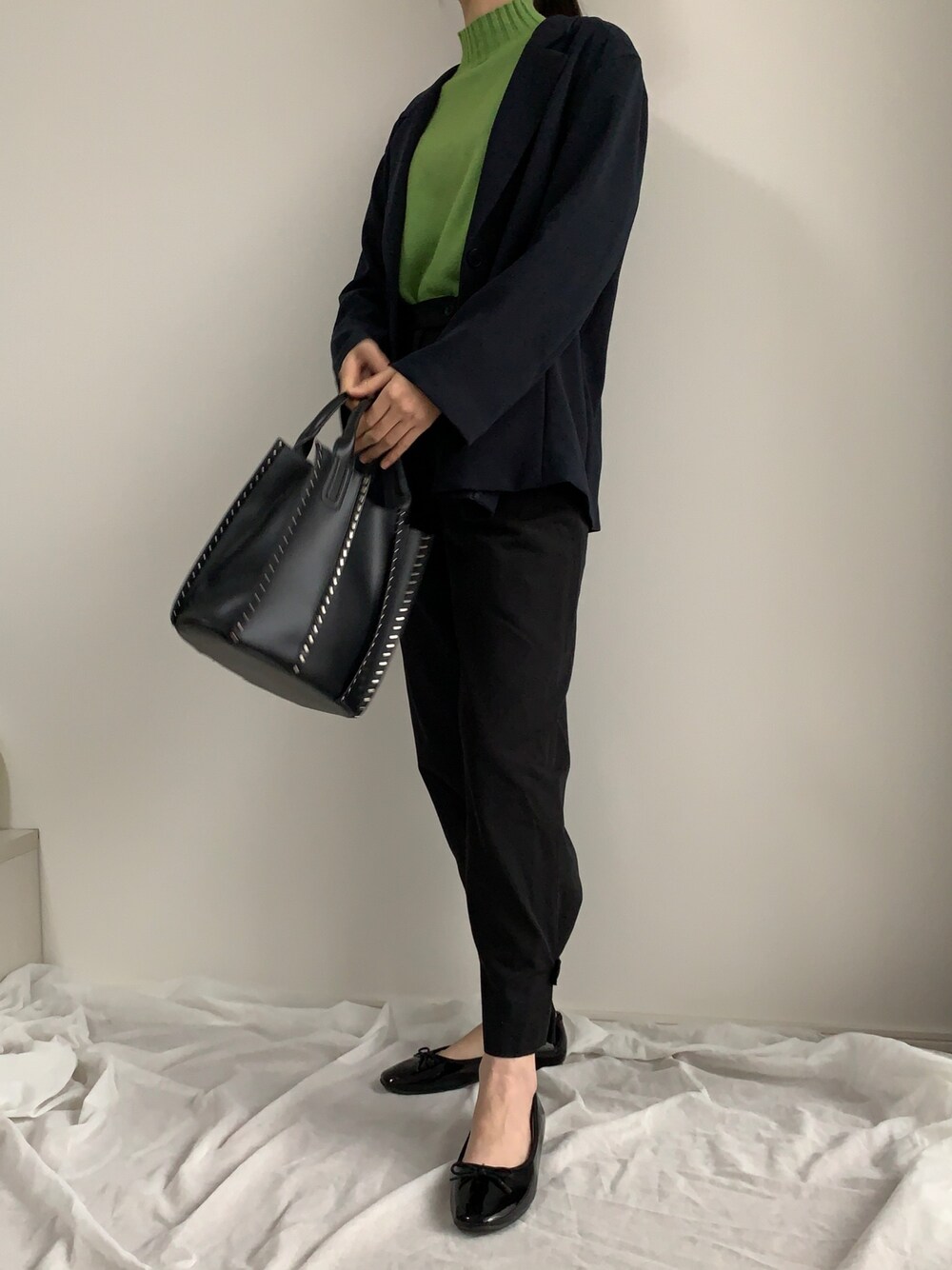 「レザーLOVEスナップ、オトナカジュアル、パンツスタイル、ootd、ジャケット、着回しコーデ、Mila Owen、ROSE BUD」｜「Mila Owenの裾絞りディテールパンツ（その他パンツ、ブラック系）」を使った、armnさん（レディース・169cm）の秋コーディネートの1枚目の写真