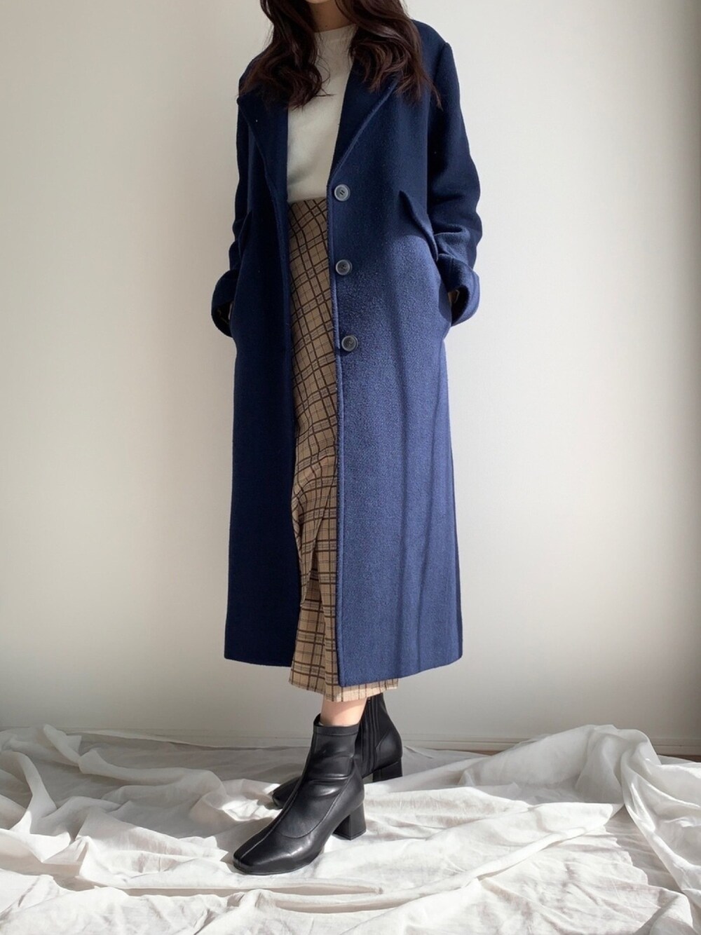 「休日スタイル、レザーLOVEスナップ、秋冬コーデ、ロングコート、オトナカジュアル、着回しコーデ、AZUL by moussy、Lily Brown、ORiental TRaffic(ORiental TRaffic)、moussy」｜「MOUSSYのアイテム（ジャケット/アウター、ブルー系）」を使った、armnさん（レディース・169cm）の秋コーディネートの1枚目の写真