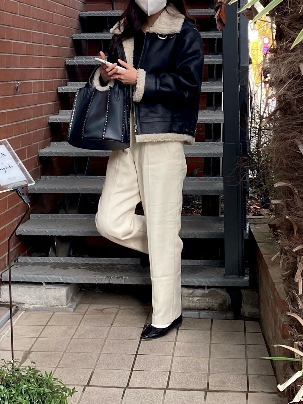 「年末WEAR感謝祭、冬コーデ、休日スタイル、オトナカジュアル、ボアジャケット、Ungrid、moussy、ROSE BUD、バレエシューズ、ootd」｜「MOUSSYのSPRING TUCK パンツ（その他パンツ、ホワイト系）」を使った、armnさん（レディース・169cm）の冬コーディネートの1枚目の写真