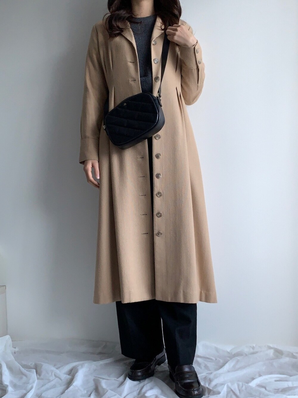 「オトナカジュアル、着回しコーデ、冬コーデ、休日スタイル、moussy、ZARA、A.P.C.、ootd」｜「MOUSSYのTUCK WAIST LONG DRESS（ワンピース、ベージュ系）」を使った、armnさん（レディース・169cm）の冬コーディネートの1枚目の写真
