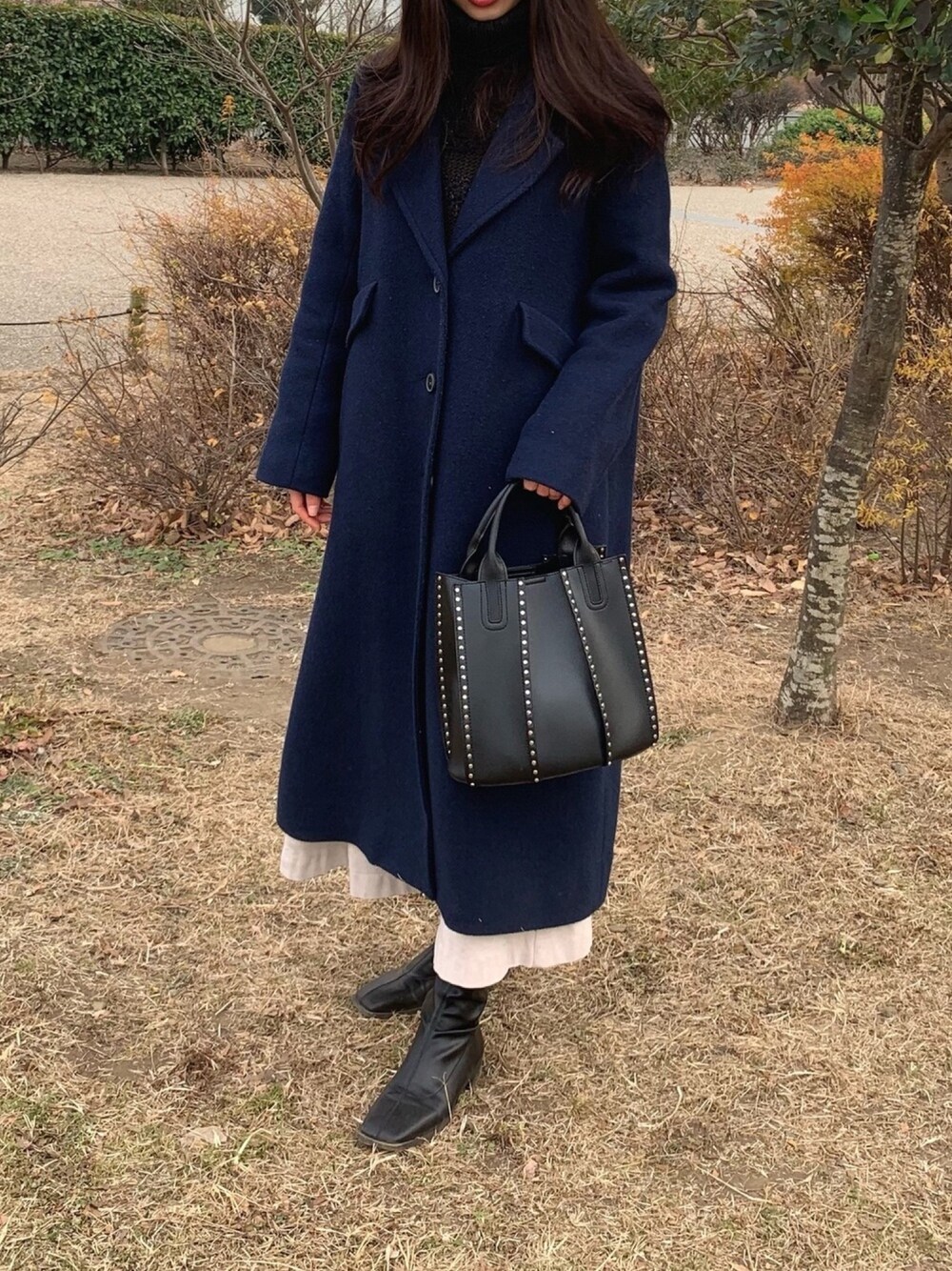 「オトナカジュアル、休日コーデ、着回しコーデ、ロングコート、moussy、rienda、JEANASiS、LOWRYS FARM、ROSE BUD、私の推しブランド」｜「ROSE BUDのスタッズ付ショルダーバッグ（ショルダーバッグ、ブラック系）」を使った、armnさん（レディース・169cm）の冬コーディネートの1枚目の写真