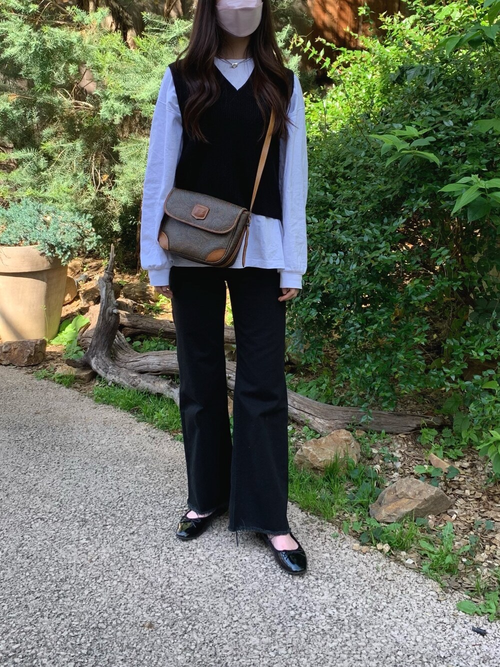 「カジュアルコーデ、シンプル、大人カジュアル、今日のコーデ、休日スタイル、Tシャツ、モノトーン、ZARA、UNIQLO、SLY」｜「SLYのJACK HR BAGGY-E（デニムパンツ、ブラック系）」を使った、armnさん（レディース・169cm）の春コーディネートの1枚目の写真