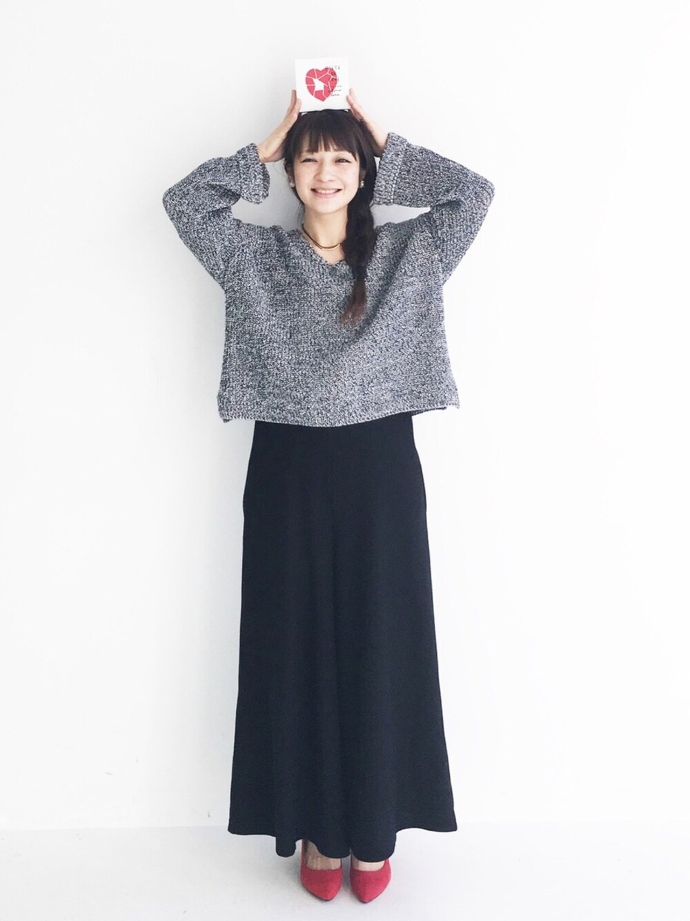 「シンプル、ニット、Vネック、オールインワン、赤い靴、バレンタイン」｜「haco!のさらっと着られるミックス糸Ｖネックニット（ニット/セーター、ブルー系）」を使った、ｉｙｕさん（レディース・157cm）の冬コーディネートの1枚目の写真