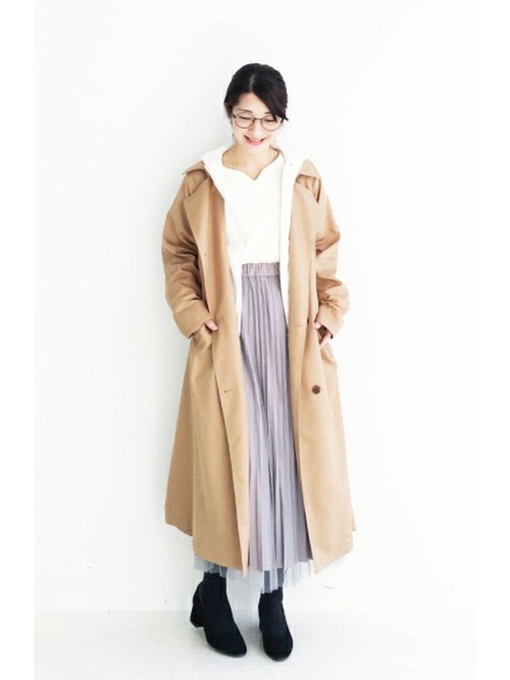 「パンプス、トレンチコート、パーカー、ピアス、チュールスカート、プリーツスカート、スプリングコート、haco!」｜「haco!の背中のボリュームがかわいい！　羽織るだけで女っぽく華やかに見えるドレストレンチコート（その他アウター、ベージュ系）」を使った、ｉｙｕさん（レディース・157cm）の冬コーディネートの1枚目の写真