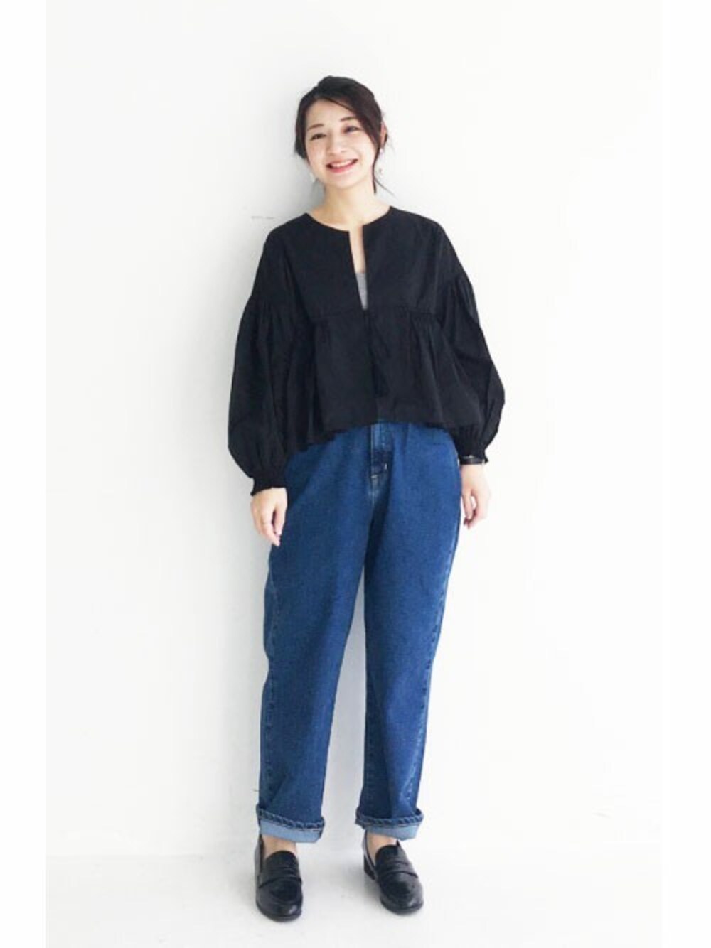 「デニム、ブラウス、ブラック、ローファー、LEE、シンプルコーデ、ゆるパンツ、オトナカジュアル、ボリューム袖、haco!」｜「haco!のブラウス感覚で着られるふんわりギャザー羽織り（シャツ/ブラウス、ブラック系）」を使った、ｉｙｕさん（レディース・157cm）の冬コーディネートの1枚目の写真