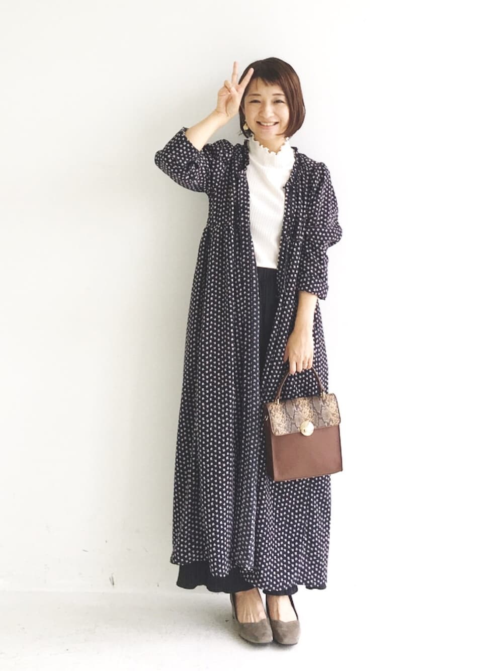 「ラブアンドピース2019、秋のコーデ、ワンピース、総柄、花柄、プリーツパンツ、リブT」｜「haco!の【高橋愛さんコラボ】羽織りにもなる フリルリボン総柄ワンピース by LOVE&PEACE PROJECT（ワンピース、ブルー系）」を使った、ｉｙｕさん（レディース・157cm）の秋コーディネートの1枚目の写真