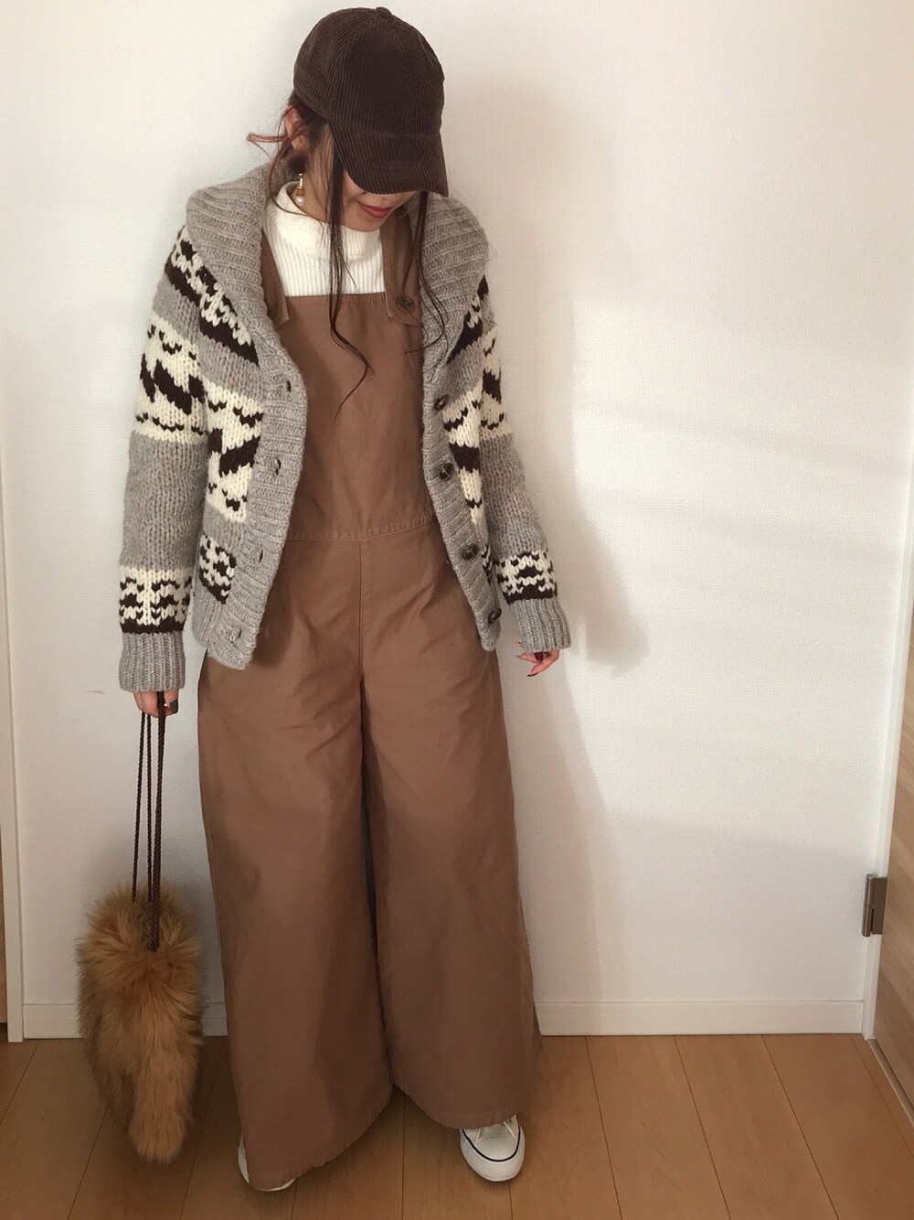 その他のカーディガン/ボレロ、ホワイト系のニット/セーター、イエロー系のサロペット/オーバーオールを着用したレディースの冬コーディネートの1枚目の写真