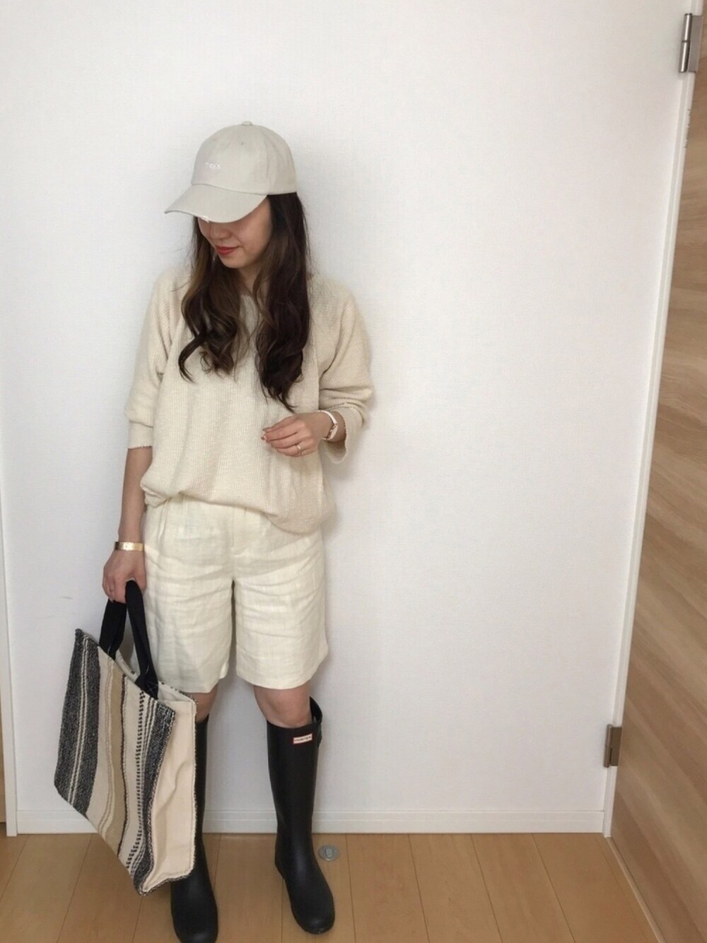 「雨の日コーデ、春夏コーデ、夏コーデ、ワントーンコーデ、ホワイト、大人カジュアル、ootd、リネン、ママコーデ」｜「AZUL by moussyのWOES キャップ（キャップ、ホワイト系）」を使った、E♡RIさん（レディース・160cm）の春コーディネートの1枚目の写真
