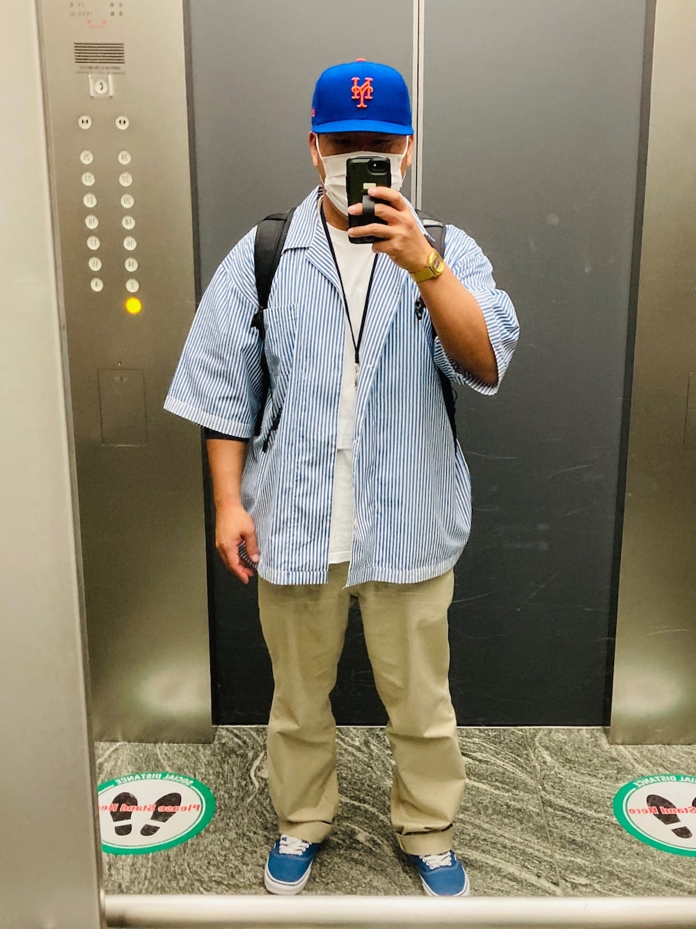 「NEW ERA、VANS、GU、UNDER COVER、NIXON、Dickies、PRO CLUB」｜「GUのアイテム（シャツ/ブラウス、ブルー系）」を使った、K(ai)さん（メンズ・172cm）の春コーディネートの1枚目の写真