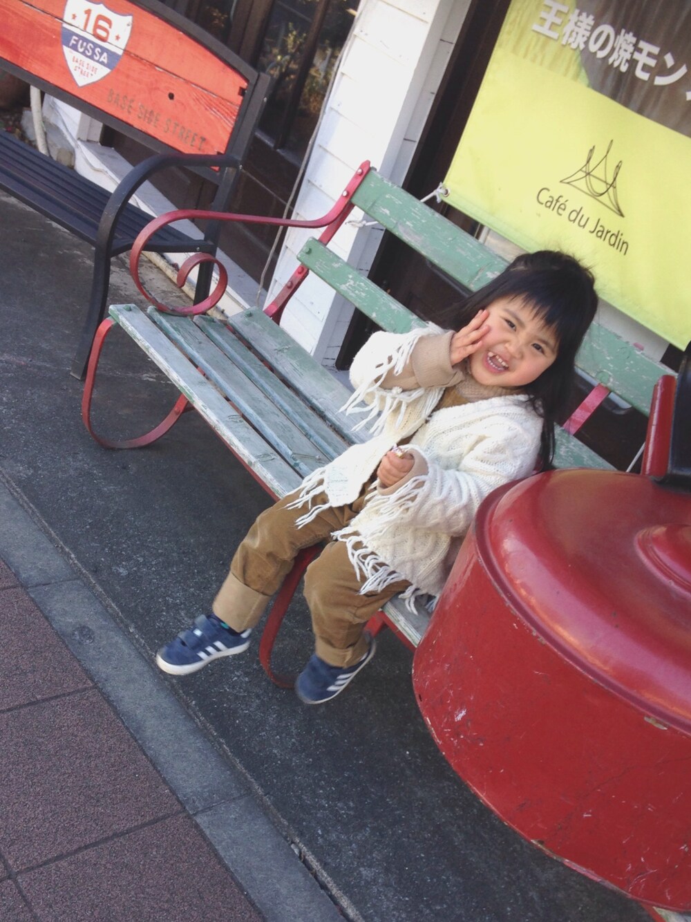 ホワイト系のカーディガン/ボレロ、ベージュ系のニット/セーター、ブラウン系のサロペット/オーバーオールを着用したキッズの冬コーディネートの1枚目の写真