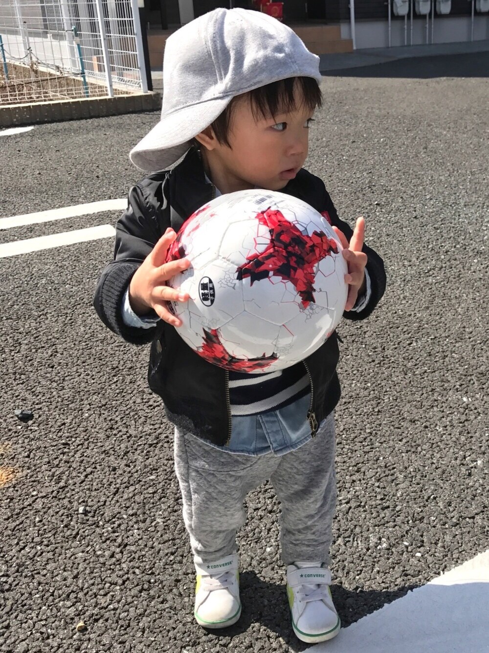 「キッズコーデ、ボーダートップス、スウェットパンツ、MA-1、キャップ、おとこのこ、１歳８ヶ月、静岡キッズ」｜「H&Mのアイテム（キャップ、グレー系）」を使った、choco◡̈⋆*さん（キッズ・80cm）の春コーディネートの1枚目の写真