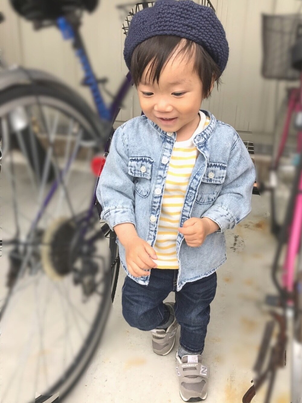 ブルー系のシャツ/ブラウス、イエロー系のその他トップス、ブルー系のデニムパンツを着用したキッズの春コーディネートの1枚目の写真