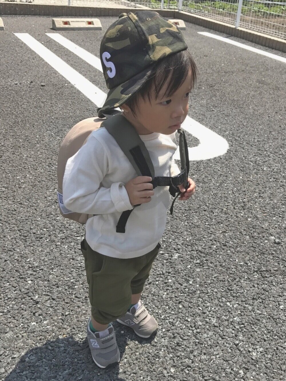 ホワイト系のTシャツ/カットソー、グリーン系のその他パンツ、グレー系のスニーカーを着用したキッズの春コーディネートの1枚目の写真