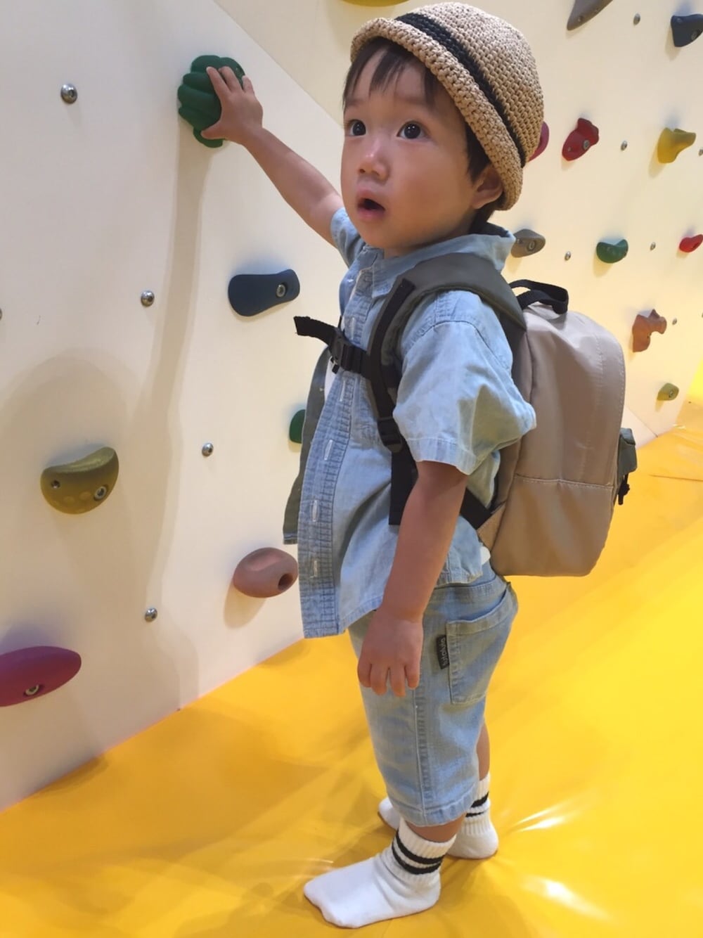 ブルー系のシャツ/ブラウス、ホワイト系のタンクトップ、ブルー系のデニムパンツを着用したキッズの夏コーディネートの1枚目の写真