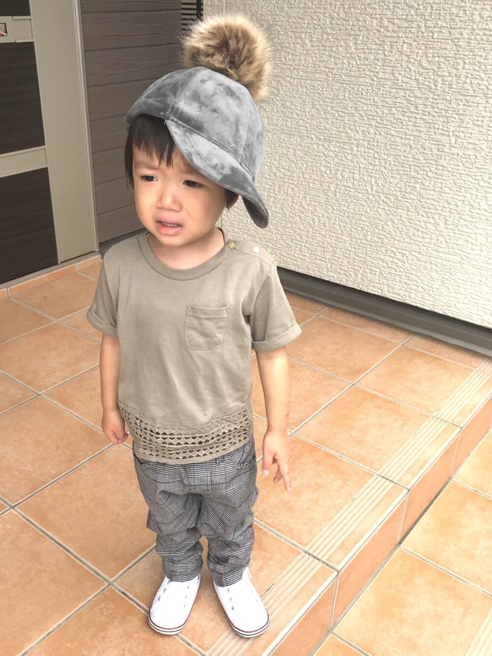 「秋コーデ、カジュアルコーデ、プチプラ、グレンチェック、おとこのこ、ポンポン帽子、静岡キッズ、2歳」｜「3coinsのアイテム（キャップ、グレー系）」を使った、choco◡̈⋆*さん（キッズ・80cm）の秋コーディネートの1枚目の写真