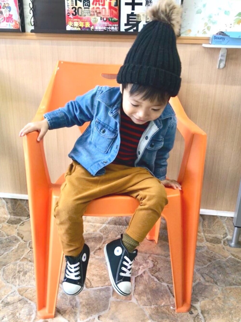 ブルー系のシャツ/ブラウス、レッド系のその他トップス、オレンジ系のその他パンツを着用したキッズの秋コーディネートの1枚目の写真