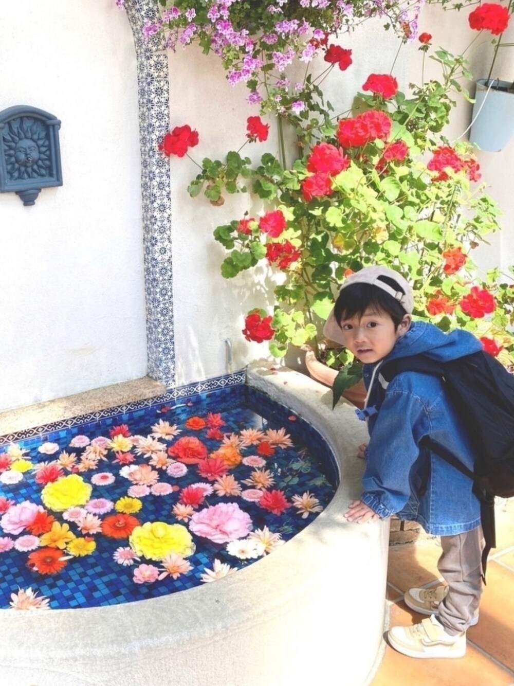 ブルー系のパーカー、グレー系のその他パンツ、ベージュ系のスニーカーを着用したキッズの春コーディネートの1枚目の写真