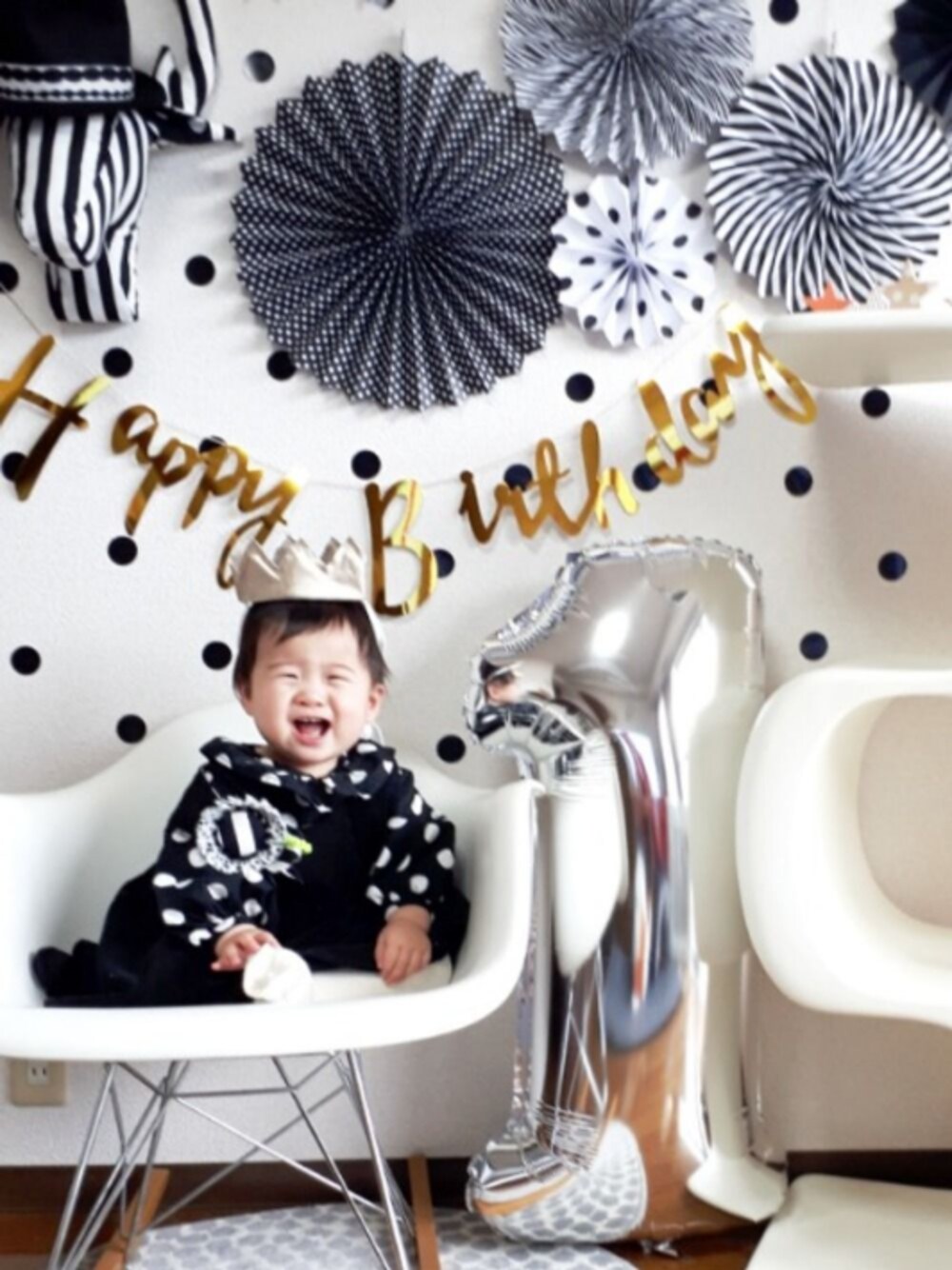 ブラック系のシャツ/ブラウス、ブラック系のジャンパースカート、その他のその他を着用したキッズの冬コーディネートの1枚目の写真