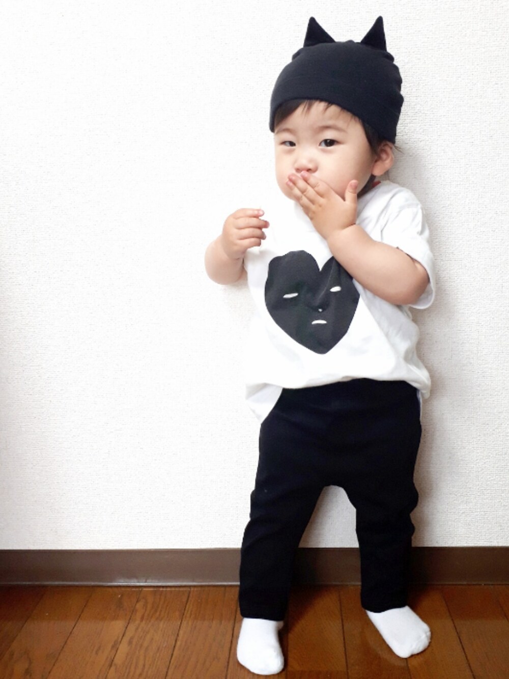 ホワイト系のTシャツ/カットソー、ブラック系のその他パンツ、ブラック系の帽子を着用したキッズの春コーディネートの1枚目の写真