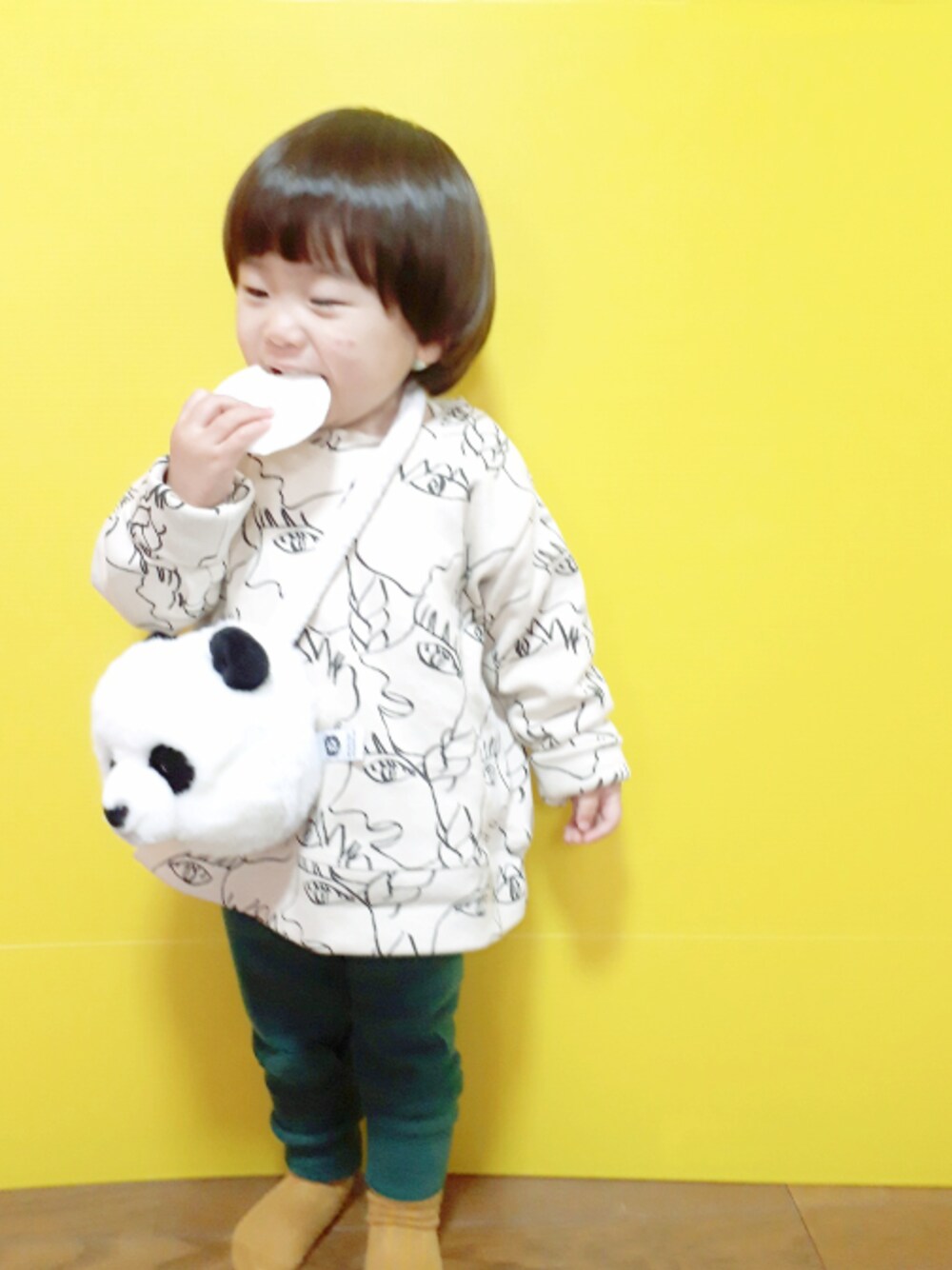 ベージュ系のスウェット、ホワイト系のショルダーバッグ、グリーン系のレギンス/スパッツを着用したキッズの秋コーディネートの1枚目の写真