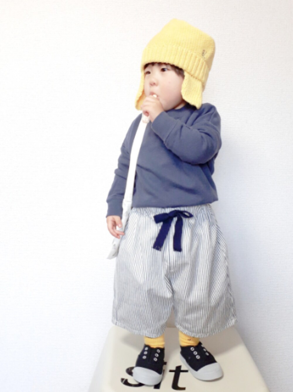 ブルー系のスウェット、ブルー系のパンツ、ブラック系のスリッポンを着用したキッズの冬コーディネートの1枚目の写真