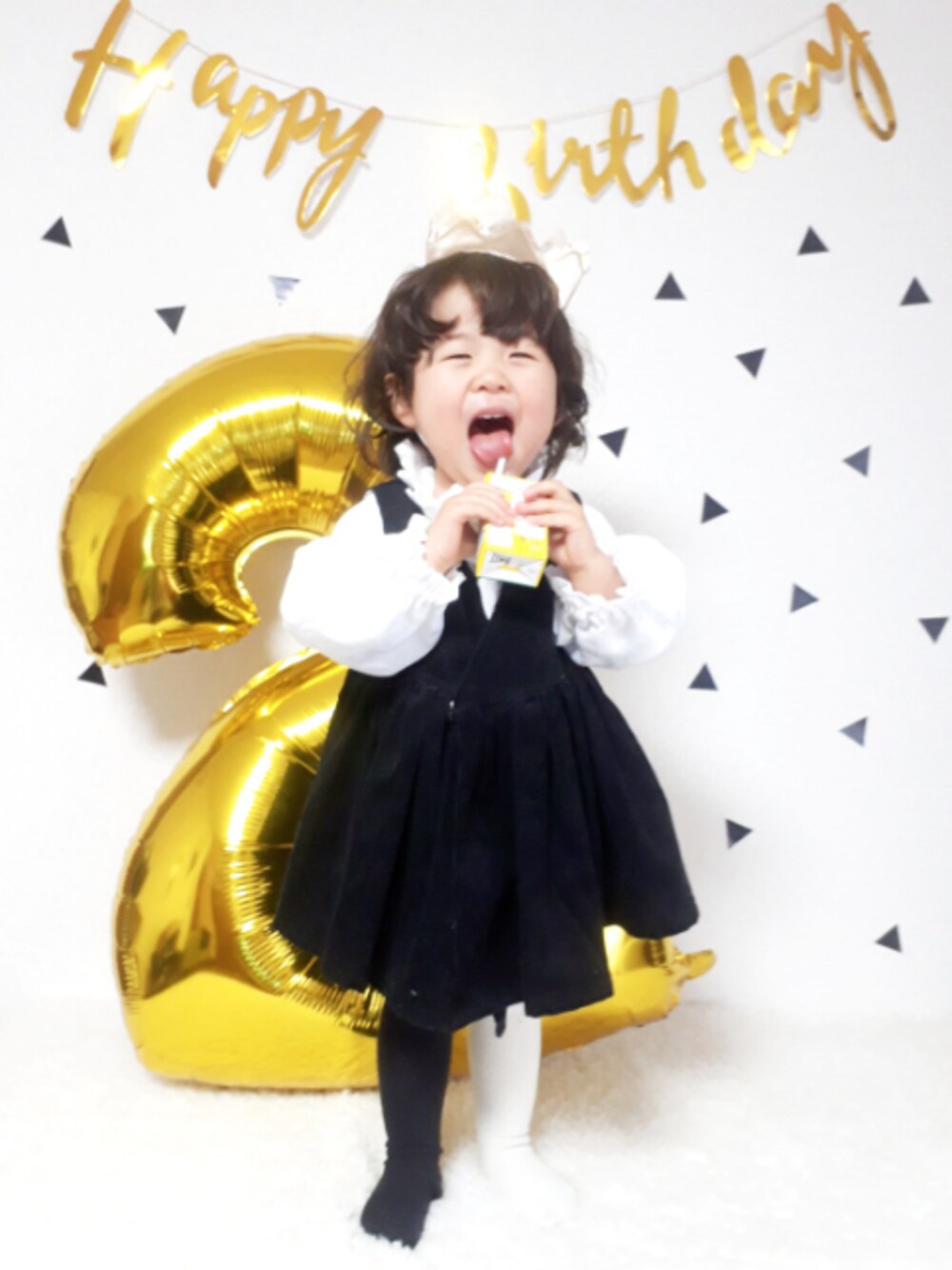 ホワイト系のシャツ/ブラウス、ブラック系のジャンパースカート、その他のその他を着用したキッズの冬コーディネートの1枚目の写真