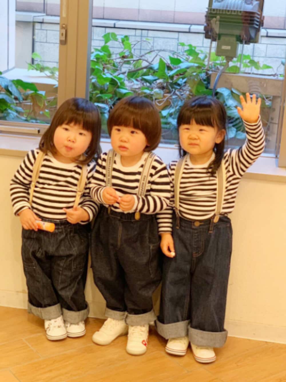 ブルー系のデニムパンツ、ホワイト系のサスペンダー、その他のその他を着用したキッズの春コーディネートの1枚目の写真