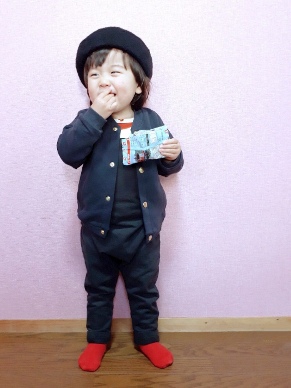 ベージュ系のTシャツ/カットソー、ブラック系のオールインワン・サロペット、ブラック系のノーカラージャケットを着用したキッズの春コーディネートの1枚目の写真