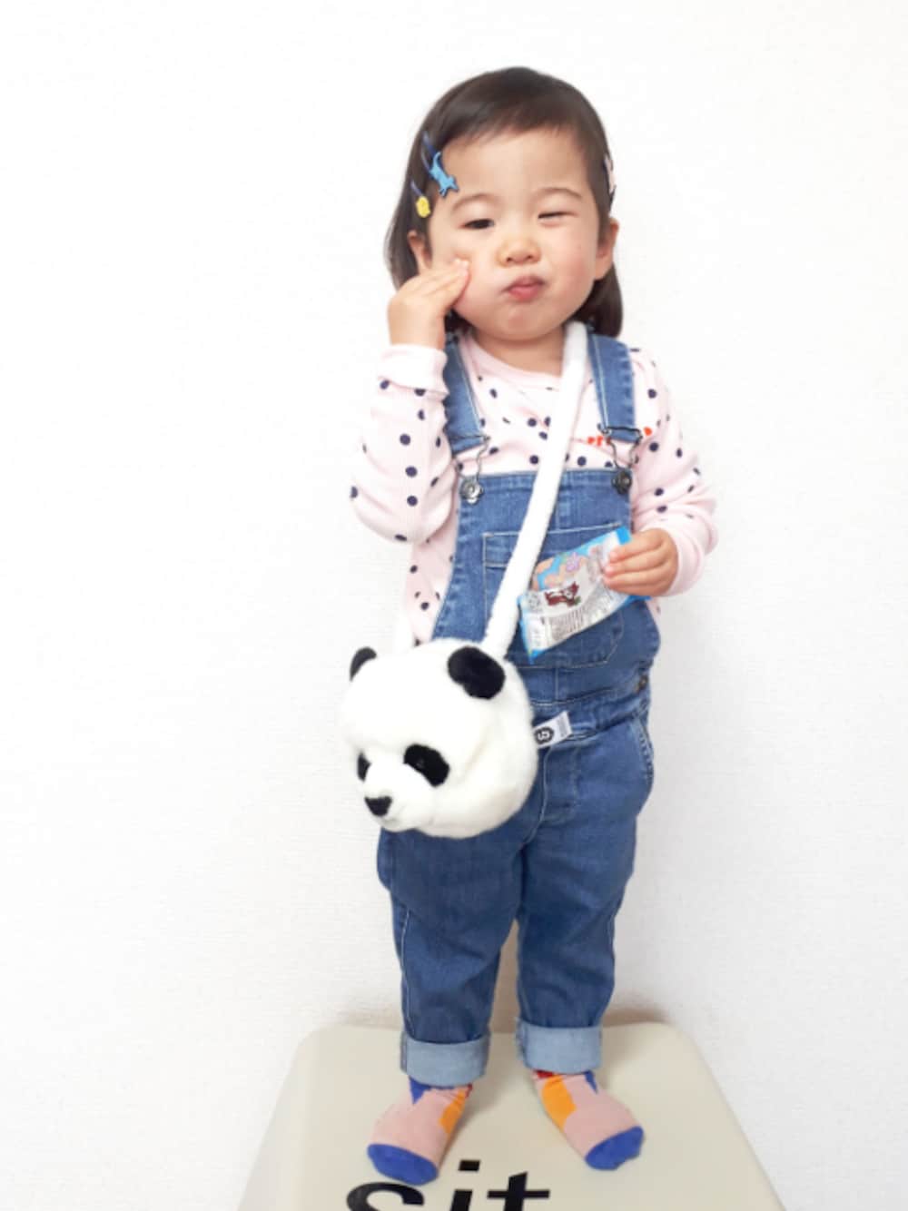 ブルー系のつなぎ/オールインワン、ホワイト系のショルダーバッグ、ピンク系のTシャツ/カットソーを着用したキッズの春コーディネートの1枚目の写真