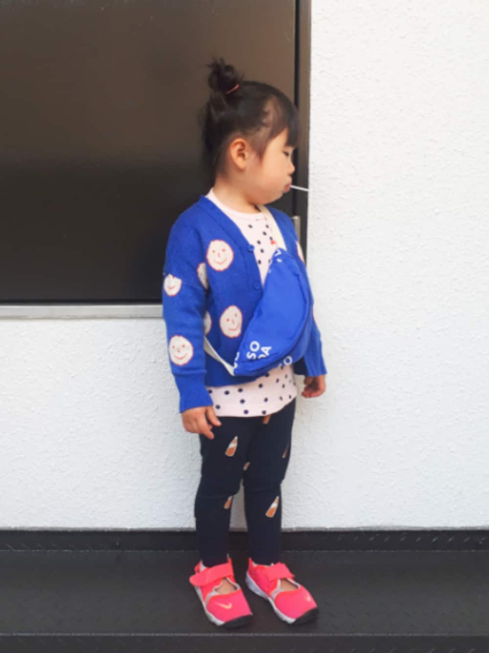 「カーディガン、エアリフト、bobochoses、tinycottons、春カラー、3歳、女の子、ウエストポーチ、レギンス、娘コーデ」｜「tinycottonsのアイテム（レギンス/スパッツ、ブラック系）」を使った、ちゃんリリさん（キッズ・90cm）の春コーディネートの1枚目の写真