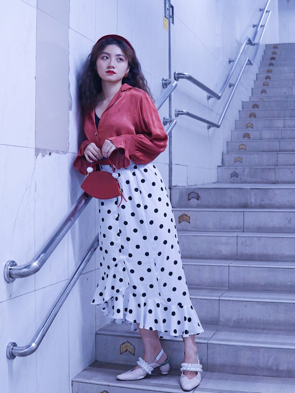 「ootd、夏、休闲、复古、女人味、古着MIX、裙子、红色、衬衫、高跟鞋」｜「alive storiesのアイテム（シャツ/ブラウス、レッド系）」を使った、阿宁别怂さん（レディース・160cm）の夏コーディネートの1枚目の写真
