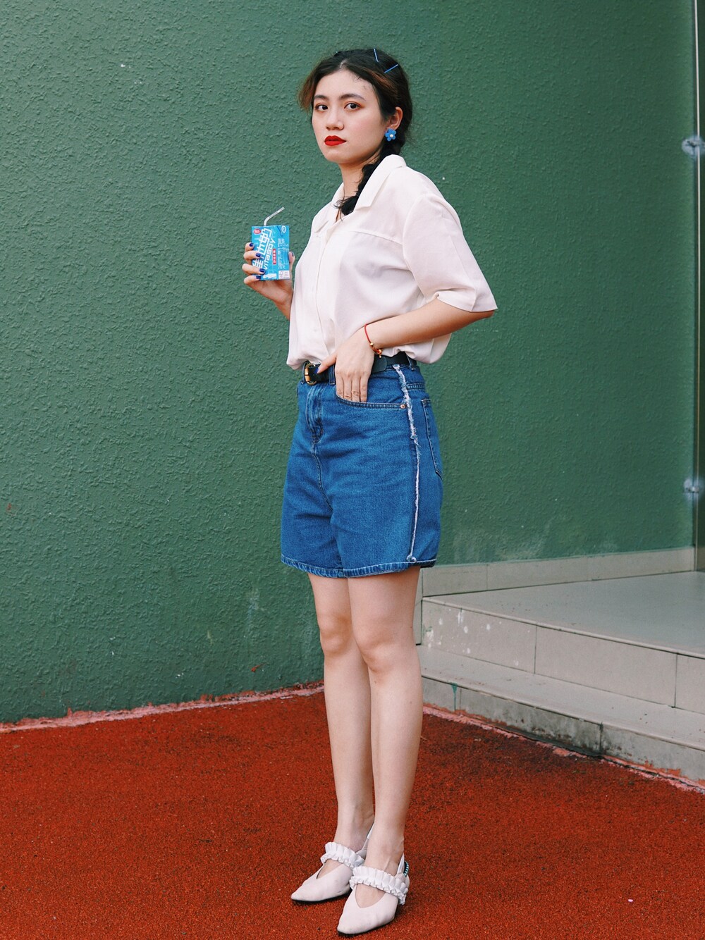 「ootd、夏、休闲、复古、女人味、蓝色系、牛仔裤、衬衫、少女、港风」｜「jacob studioのアイテム（シャツ/ブラウス、ホワイト系）」を使った、阿宁别怂さん（レディース・160cm）の夏コーディネートの1枚目の写真