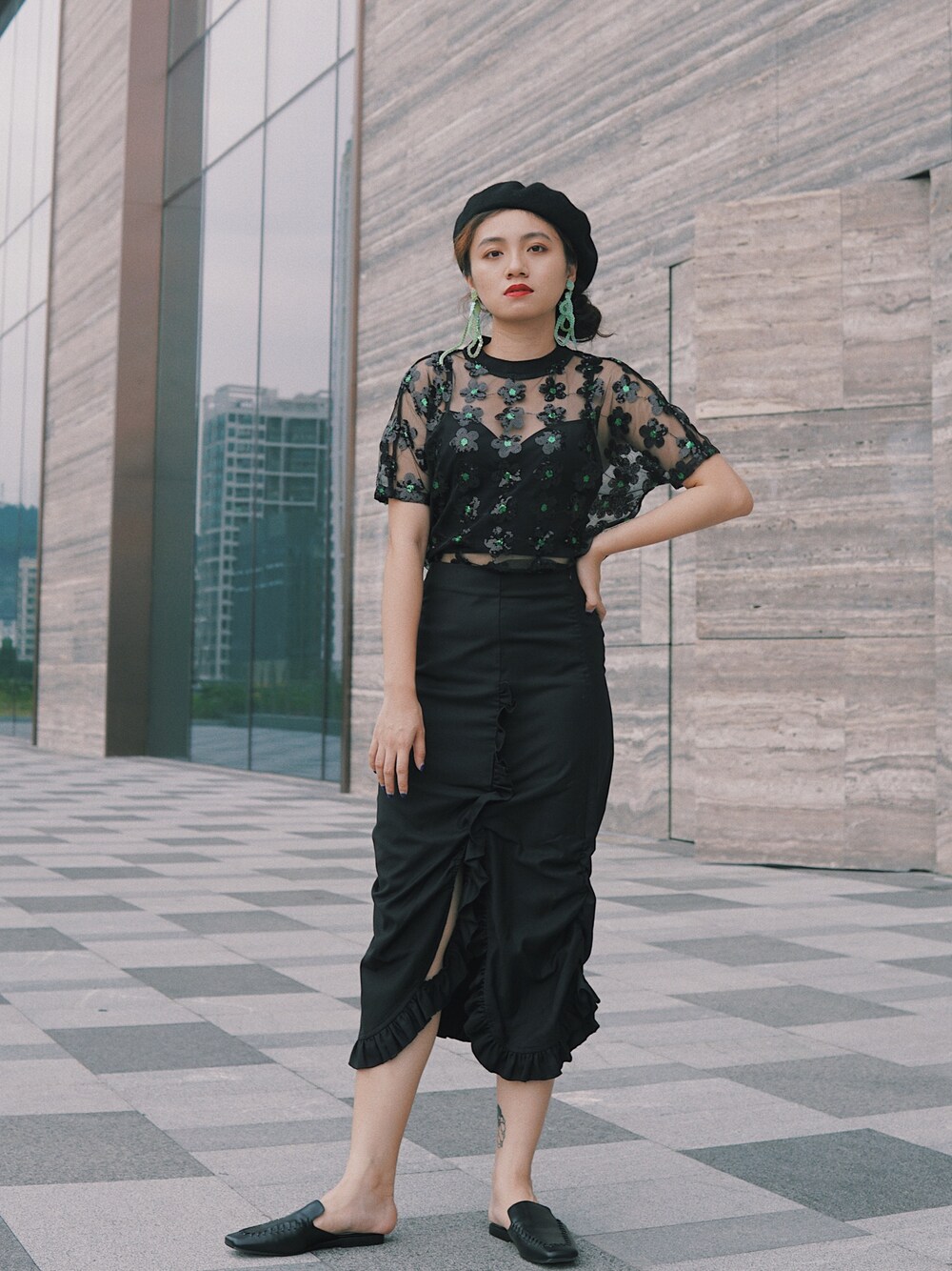 「ootd、夏、休闲、复古、女人味、黑色、花朵、暗黑系、贝雷帽、酷帅风」｜「有耳uareのアイテム（トップス、ブラック系）」を使った、阿宁别怂さん（レディース・161cm）の夏コーディネートの1枚目の写真