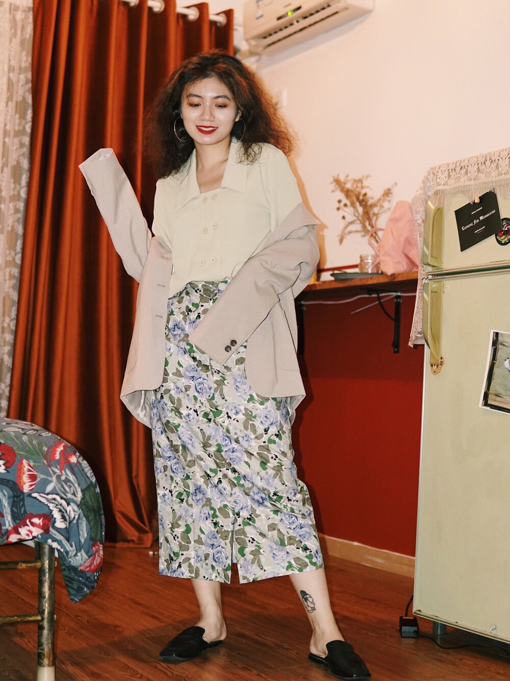 「ootd、休闲、复古、港风、西装外套、绿色、秋天、秋天西装、碎花、每日穿搭」｜「墨锦のアイテム（トップス、ベージュ系）」を使った、阿宁别怂さん（レディース・161cm）の秋コーディネートの1枚目の写真