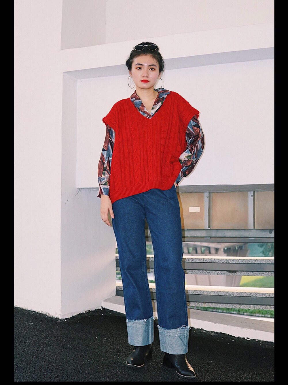 「ootd、街头搭配、休闲、复古、牛仔裤、基础款、通勤穿搭、衬衫、港风、红色」｜「三尚品女装のアイテム（シャツ/ブラウス、その他）」を使った、阿宁别怂さん（レディース・161cm）の秋コーディネートの1枚目の写真