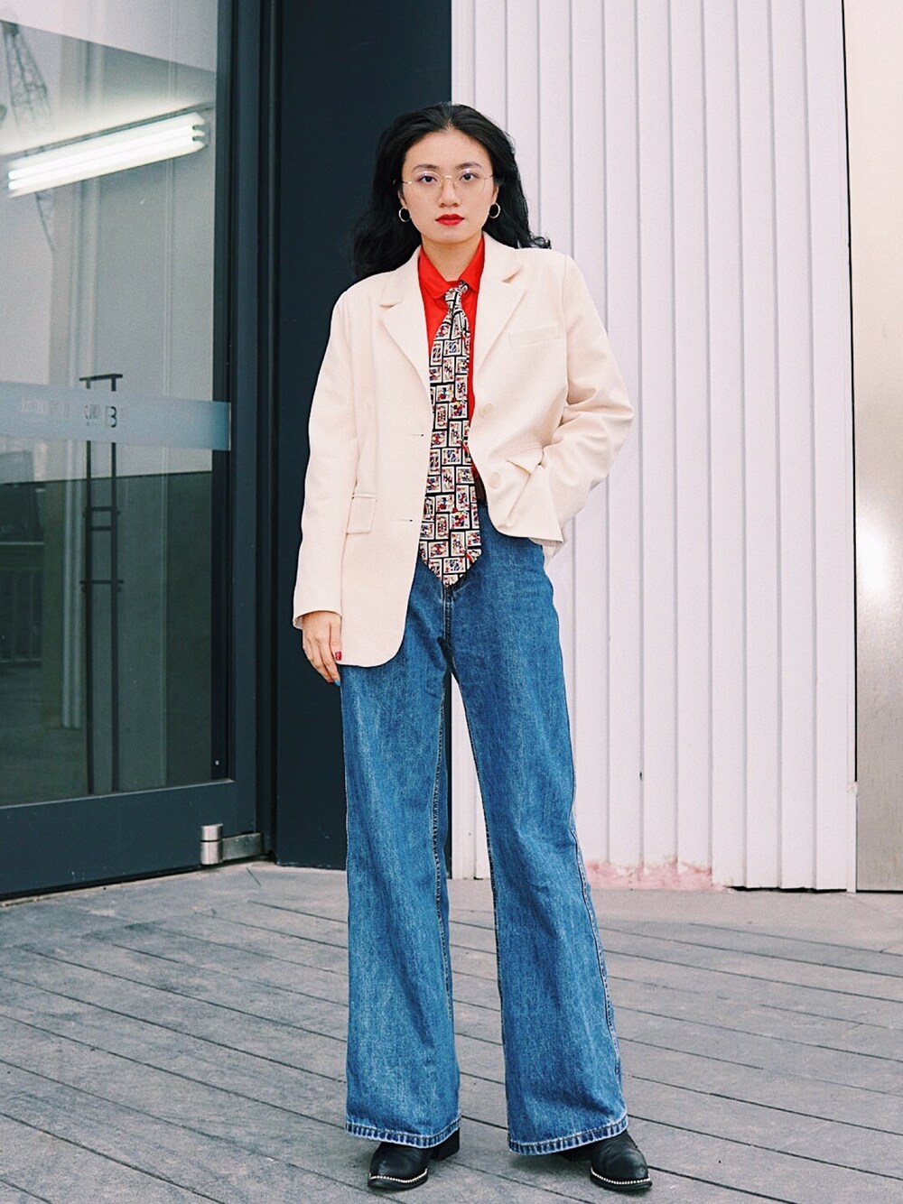 「ootd、休闲、复古、牛仔裤、西装外套、红色、新春、港风、男友风」｜「VINTAGEのアイテム（シャツ/ブラウス、レッド系）」を使った、阿宁别怂さん（レディース・161cm）の冬コーディネートの1枚目の写真