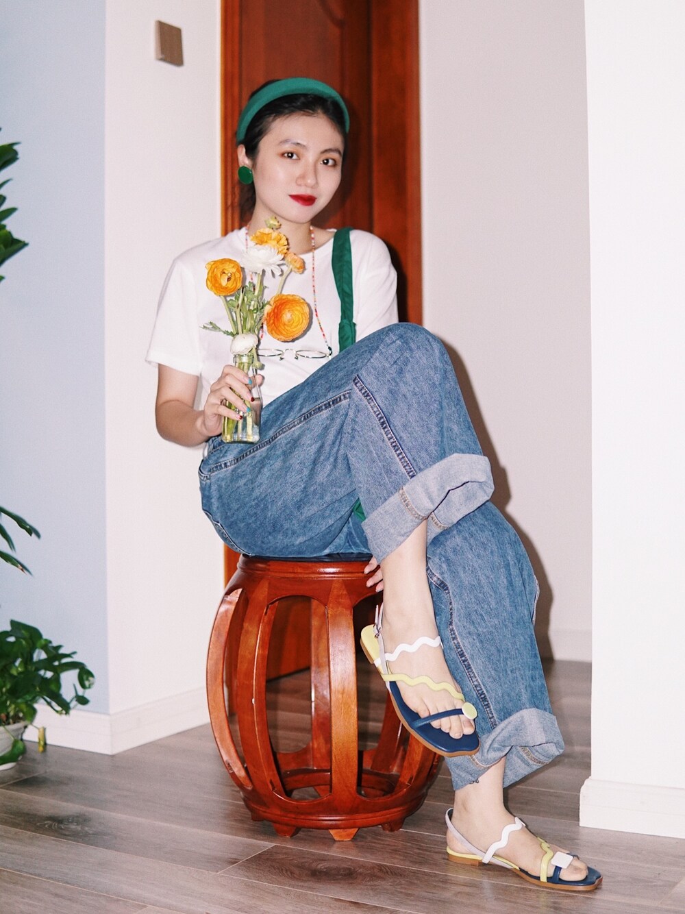 「ootd、夏、休闲、牛仔裤、基础款、白T、优衣库、绿色、春コーデ、春」｜「UNIQLOのアイテム（Tシャツ/カットソー、ホワイト系）」を使った、阿宁别怂さん（レディース・161cm）の春コーディネートの1枚目の写真