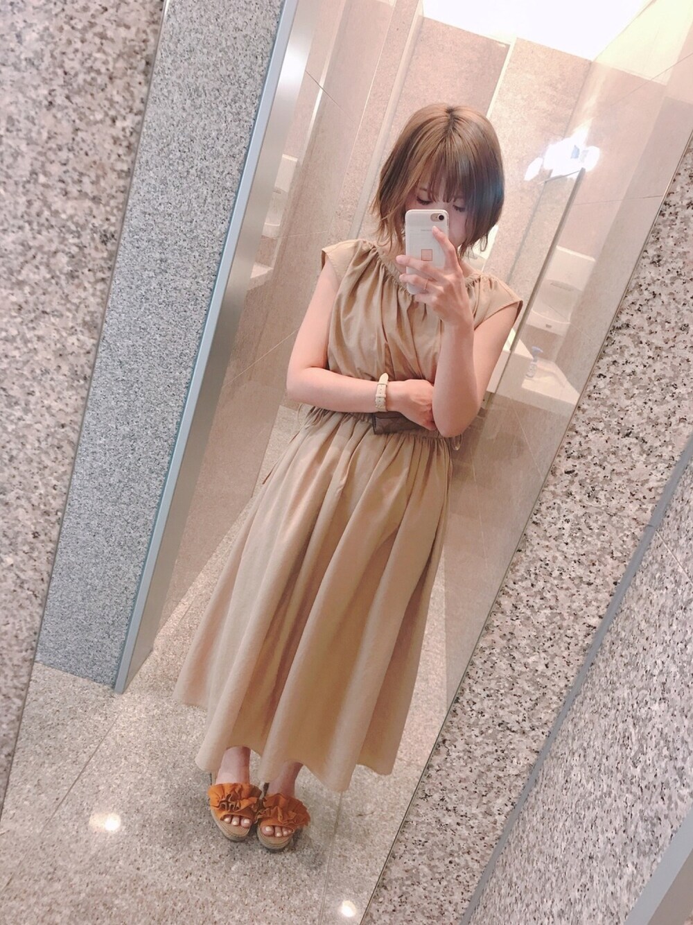 「GU、プチプラ、激安コーデ、ラクチンコーデ、シンプル、ワンピース、夏コーデ、大人かわいい」｜「GUのアイテム（ワンピース、ベージュ系）」を使った、yuriさん（レディース・158cm）の夏コーディネートの1枚目の写真