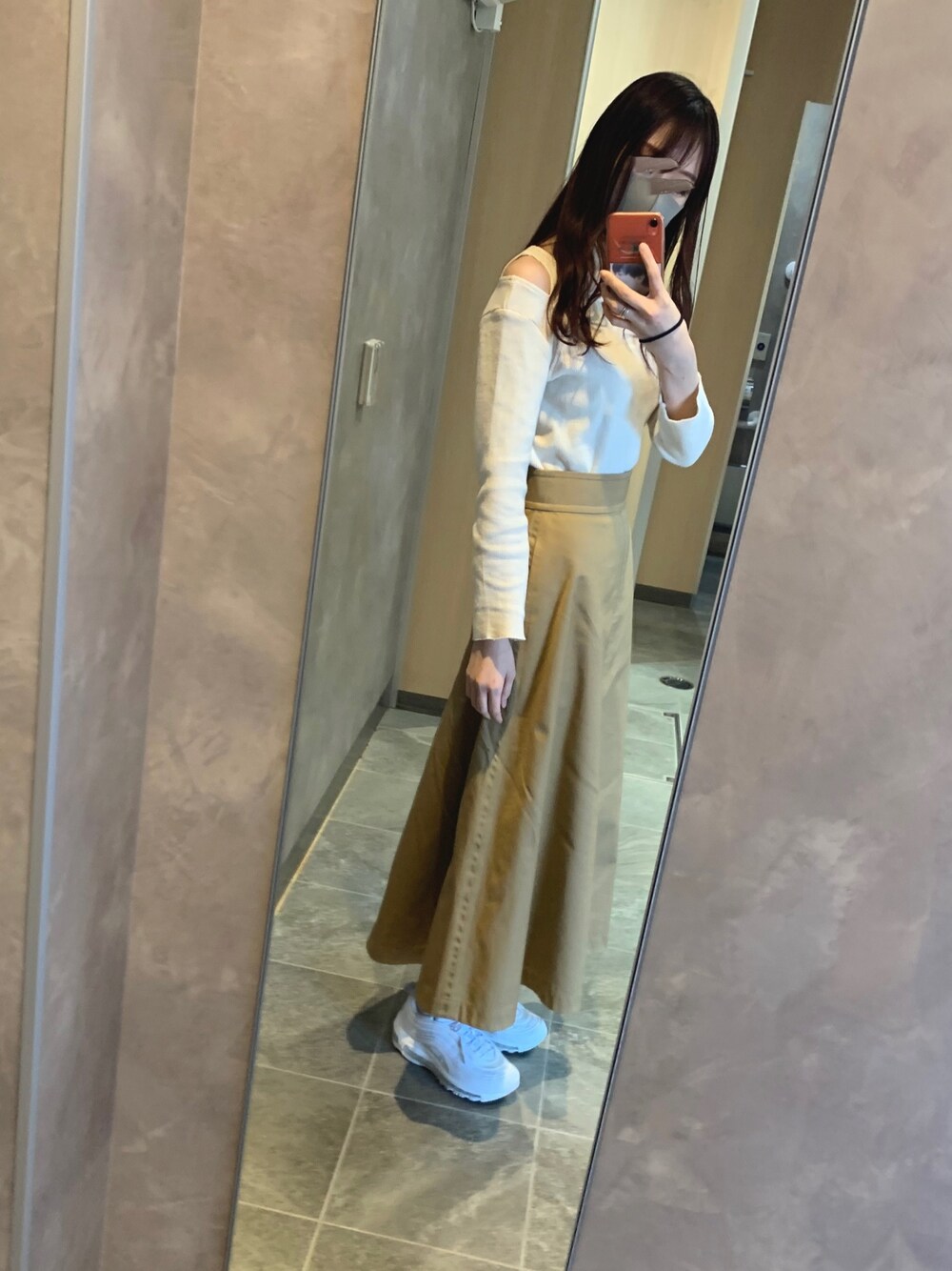 「オトナ女子、ベージュ、スニーカーコーデ、スニーカー、おしゃれさんと繋がりたい、ロングスカート、カジュアルコーデ、カジュアル、デート」｜「BEAUTY&YOUTH UNITED ARROWSのアイテム（スカート、ベージュ系）」を使った、元GU店員みかん🍊さん（レディース・163cm）の冬コーディネートの1枚目の写真