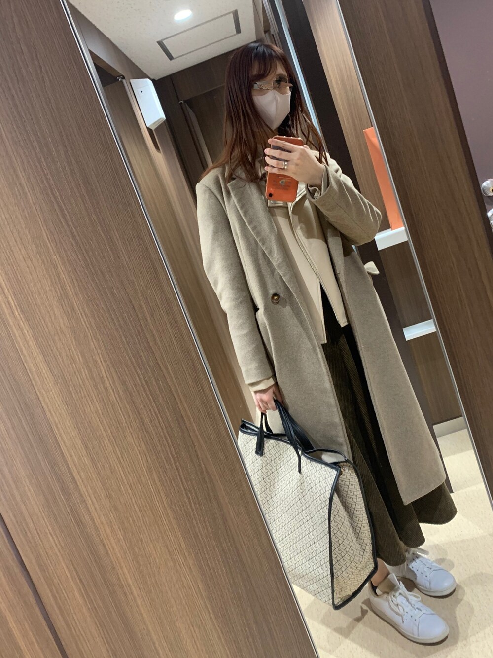 「休日スタイル、きれいめカジュアル、お洒落さんとつながりたい、オーバーサイズ、ベージュ、スカート、スニーカーコーデ、いいね、save、フォローお願いします🤑、オトナカジュアル」｜「ROPE'のアイテム（バッグ、ベージュ系）」を使った、元GU店員みかん🍊さん（レディース・163cm）の冬コーディネートの1枚目の写真