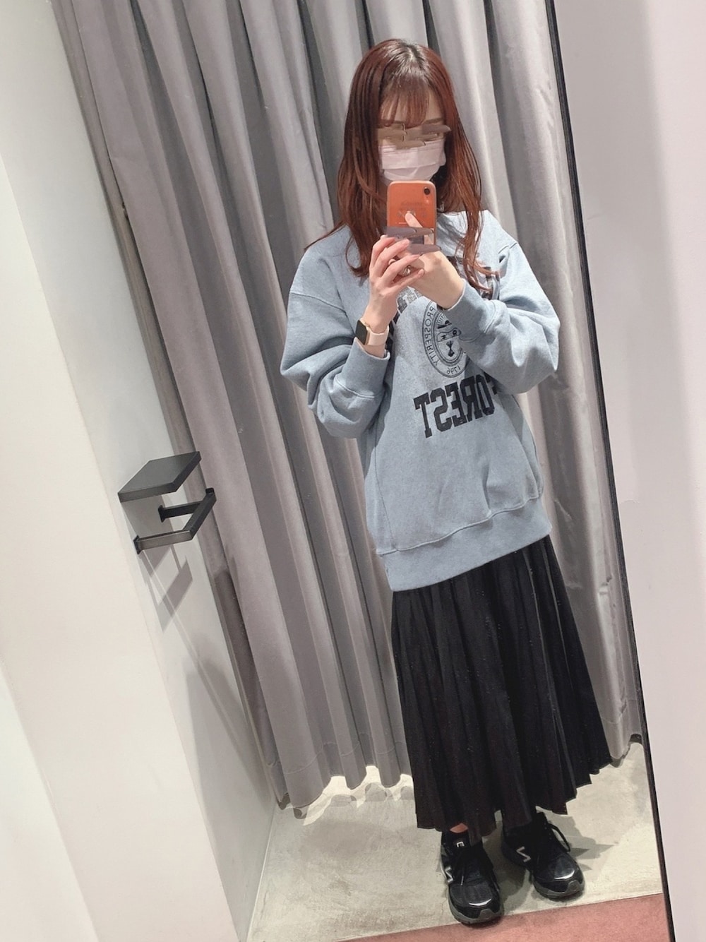 「いいね、save、フォローお願いします🤑、オトナカジュアル、シンプルコーデ、オトナ女子、スニーカー、冬コーデ、スカート、お洒落さんとつながりたい、カジュアル」｜「BEAUTY&YOUTH UNITED ARROWSのアイテム（スウェット、ブルー系）」を使った、元GU店員みかん🍊さん（レディース・163cm）の冬コーディネートの1枚目の写真