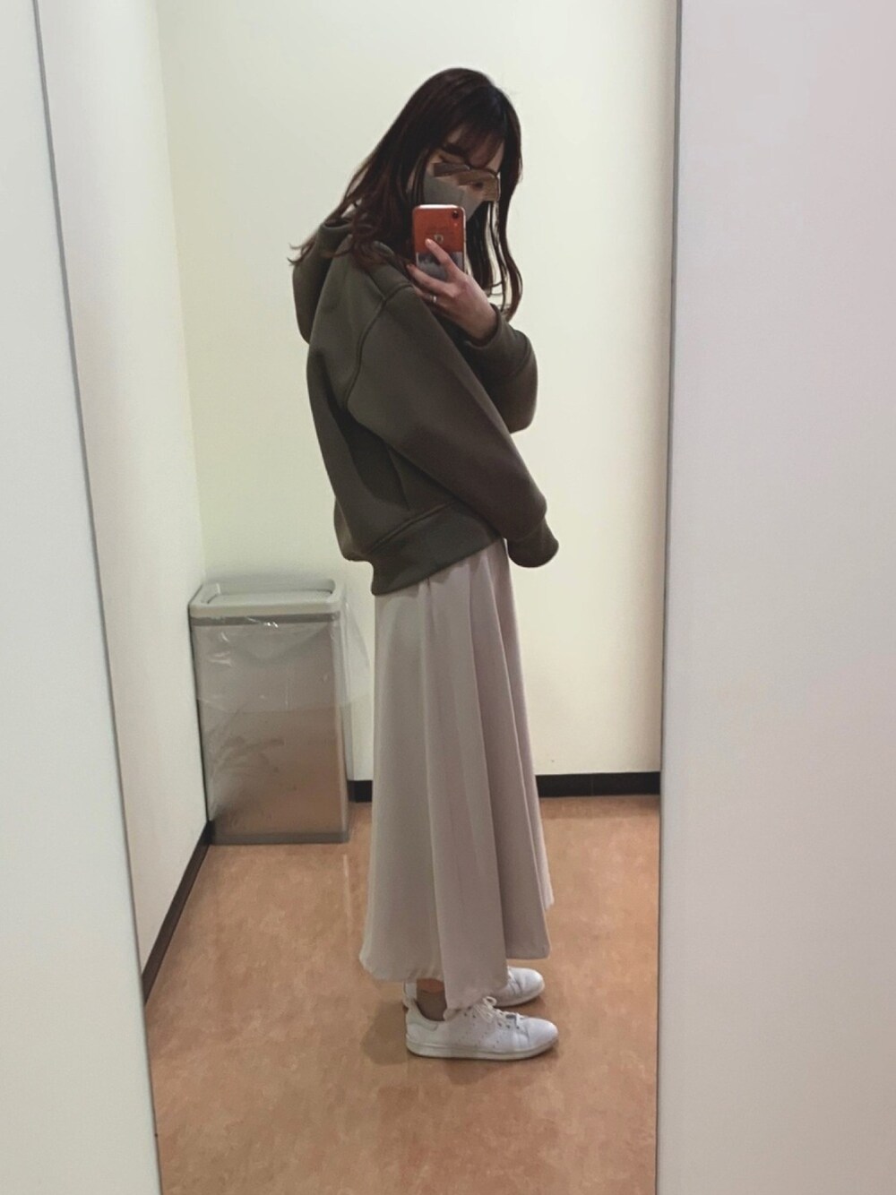 「おしゃれさんと繋がりたい、今日のコーデ、スニーカー、ootd、いいね、save、フォローお願いします🤑、きれいめカジュアル、ベージュ、春コーデ、ラフ」｜「BEAUTY&YOUTH UNITED ARROWSのアイテム（スカート、ホワイト系）」を使った、元GU店員みかん🍊さん（レディース・163cm）の冬コーディネートの1枚目の写真