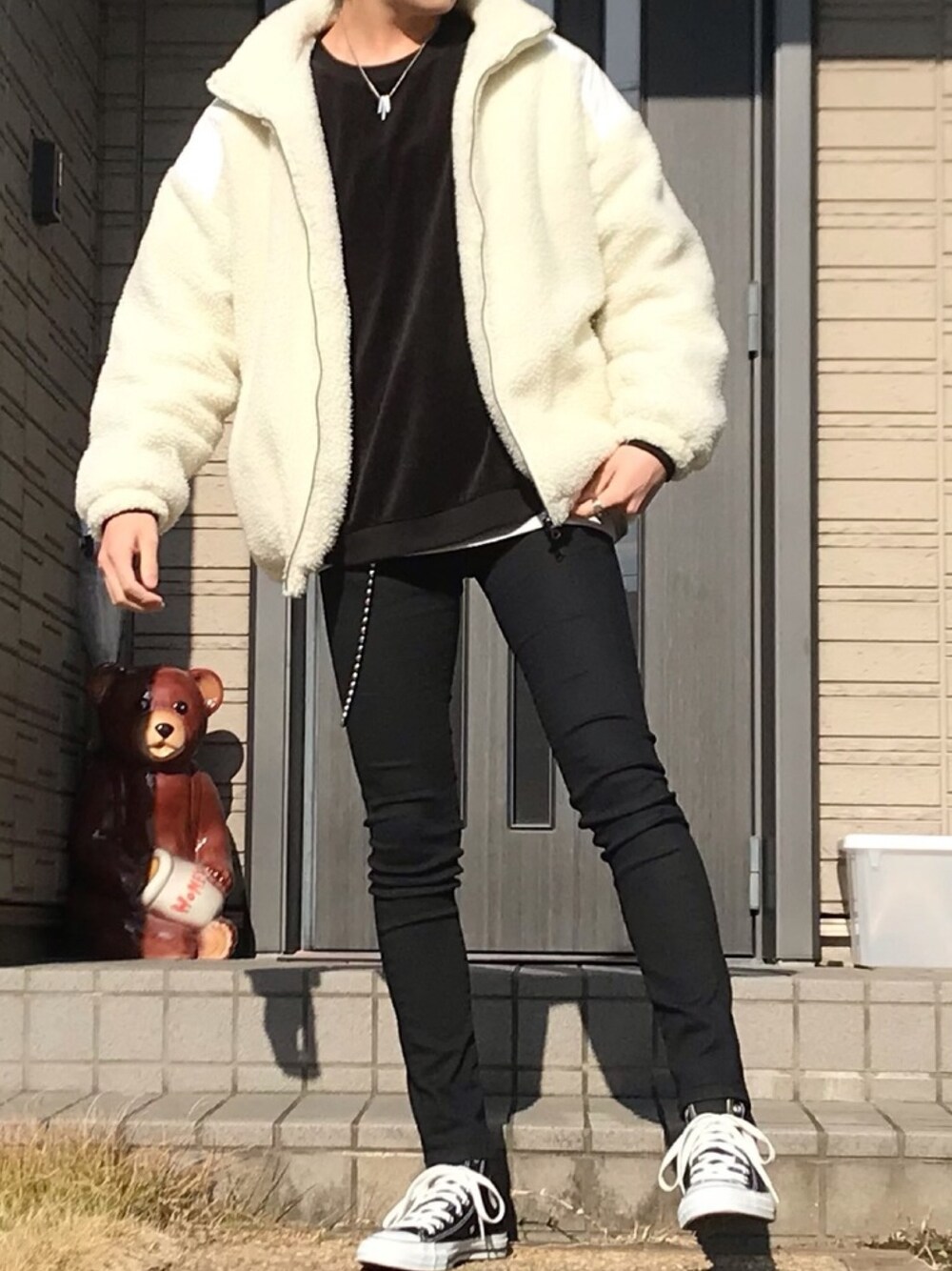 「winter、ボア、フリース、ベロア、コンバース、レイヤードスタイル」｜「MONO-MARTのシープボアフリース切替スタンドジャケット/オーバーサイズボアブルゾン（ブルゾン、ベージュ系）」を使った、Kagetoraさん（メンズ・178cm）の冬コーディネートの1枚目の写真