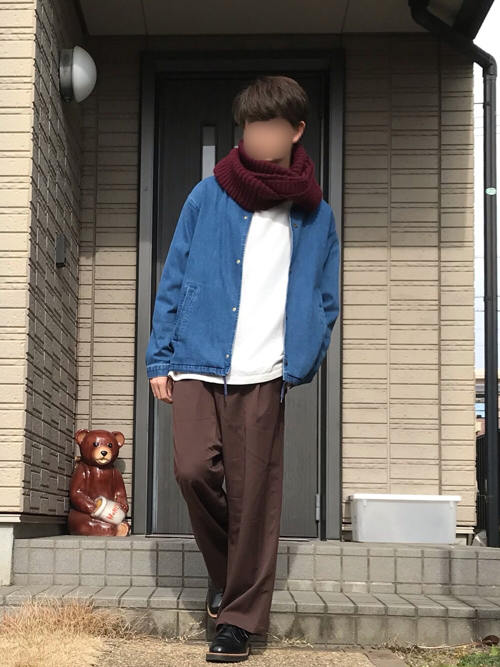 「winter、デニムコーチジャケット、スヌード、おしゃれさんと繋がりたい、ワイドパンツ、おきにいりアイテム、アースカラー」｜「SENSE OF PLACE by URBAN RESEARCHのエンブロイダリーエクストラルーズTシャツ（Tシャツ/カットソー、ホワイト系）」を使った、Kagetoraさん（メンズ・178cm）の冬コーディネートの1枚目の写真