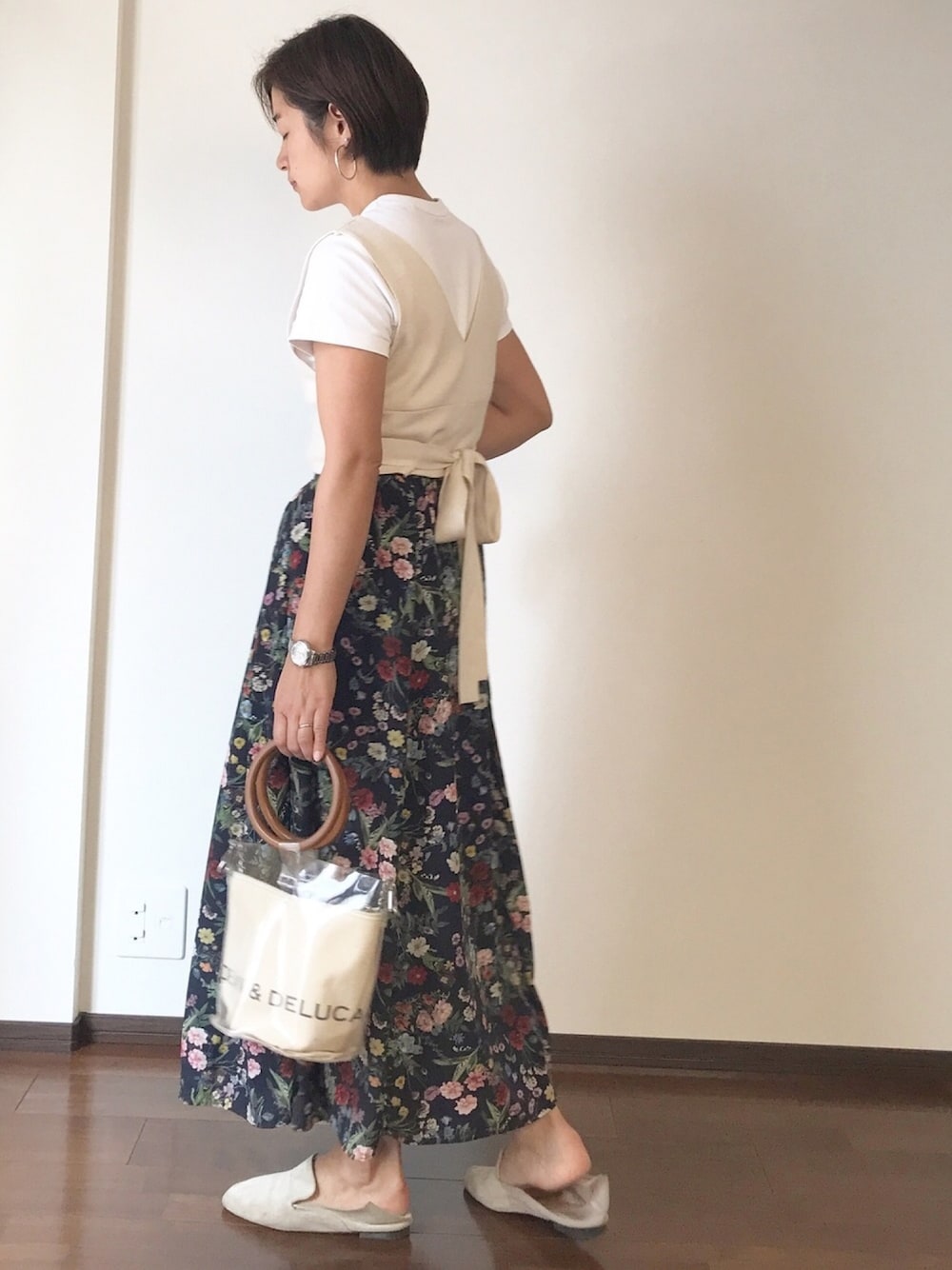 「花柄スカート、ビスチェ、白Tシャツ、バブーシュ、クリアバッグ、ニットビスチェ、大人コーデ、おしゃれさんと繋がりたい」｜「TRUNO by NOISE MAKERの【雑誌GINZA掲載商品】新色＆新柄発売　★ボタニカル花柄スカート★（スカート、ブルー系）」を使った、msd☺︎さん（レディース・162cm）の秋コーディネートの1枚目の写真