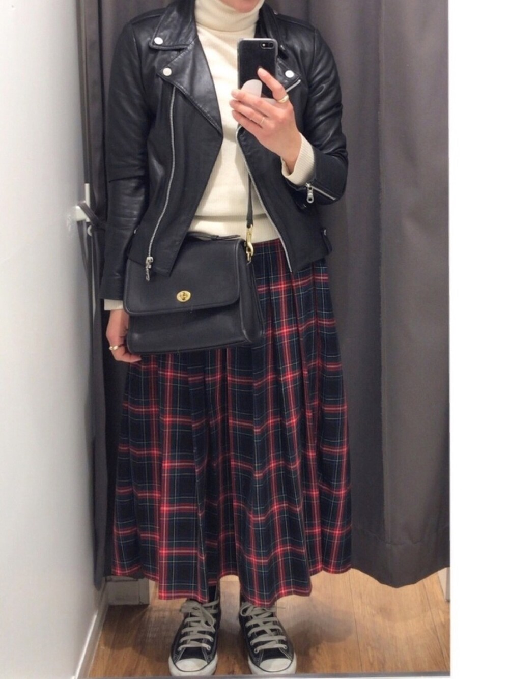 「年末WEAR感謝祭、シンプルコーデ、ライダース、チェックスカート、タータンチェック、タートルネック、コンバース、お洒落さんとつながりたい」｜「UNIQLOのエクストラファインメリノリブタートルネックセーター（長袖）（ニット/セーター、ホワイト系）」を使った、msd☺︎さん（レディース・162cm）の冬コーディネートの1枚目の写真