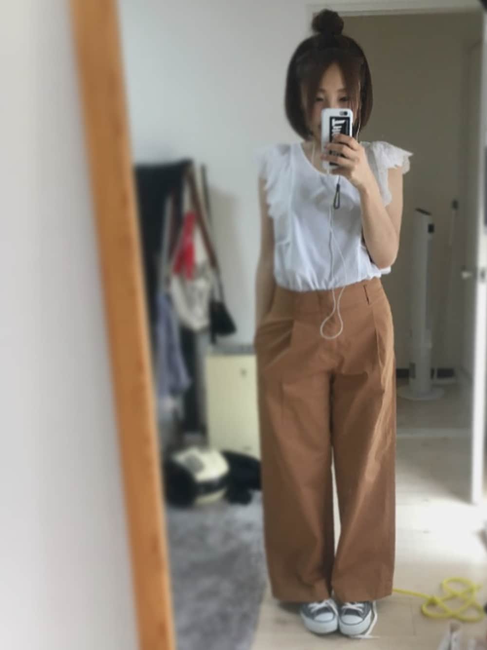「ユニクロ、ワイドパンツ、キャメル、グローバルワーク(GLOBAL WORK)、ブラウス、フリル、コンバース、おだんごヘアー」｜「UNIQLOのアイテム（チノパンツ、ブラウン系）」を使った、po.po☺︎さん（レディース・158cm）の秋コーディネートの1枚目の写真
